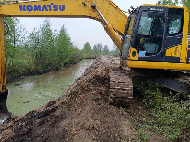 На півночі Рівненщини розчищають магістральний канал осушувальної системи