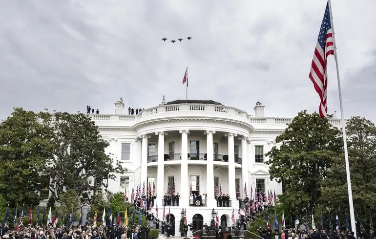 На смартфони держслужбовців США примусово встановлюють застосунок Трампа: загроза кібербезпеці