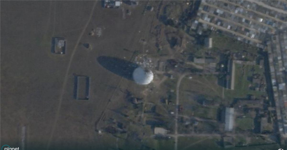 На супутникових знімках Planet Labs зафіксовано пошкодження радіопрозорих куполів РЛС РФ під Євпаторією (фото)