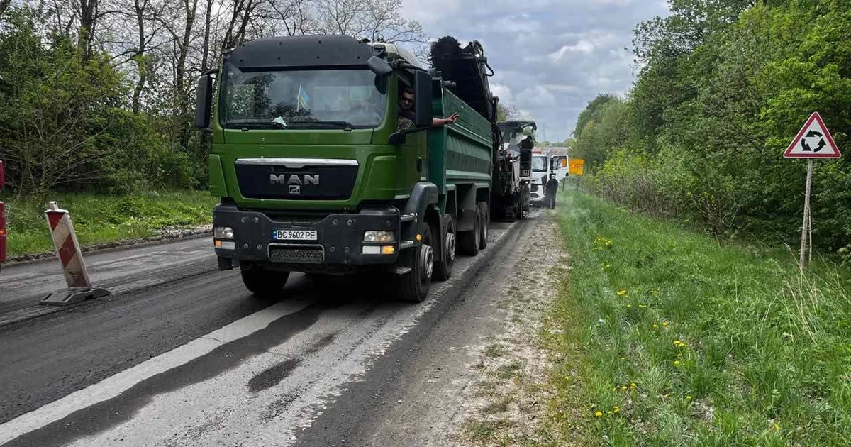 На трасах Львівщини відремонтували уже 430 тис. квадратних метрів доріг