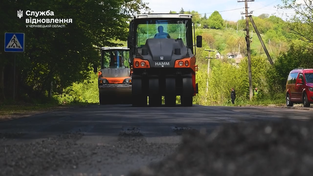 На трасі М-19 у Звенячині асфальтують дорогу