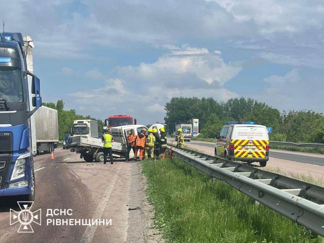 На трасі в Рівненському районі зіткнулися три автівки: двох потерпілих …