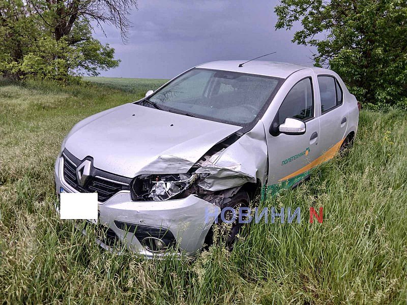 На трасі під Миколаєвом Renault зіткнувся з Volkswagen і вилетів …