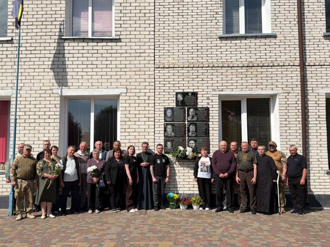 На фасаді коледжу в Сарнах відкрили дошки пам`яті двом захисникам