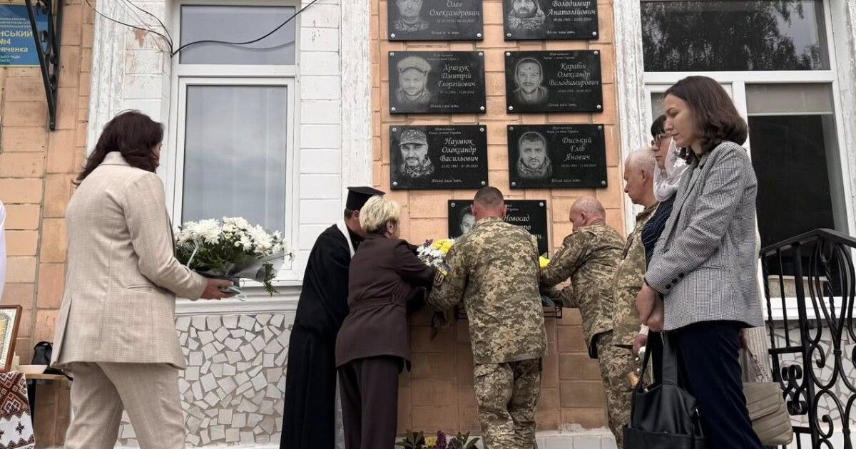 На фасаді ліцею на Волині відкрили меморіальні дошки двом загиблим …