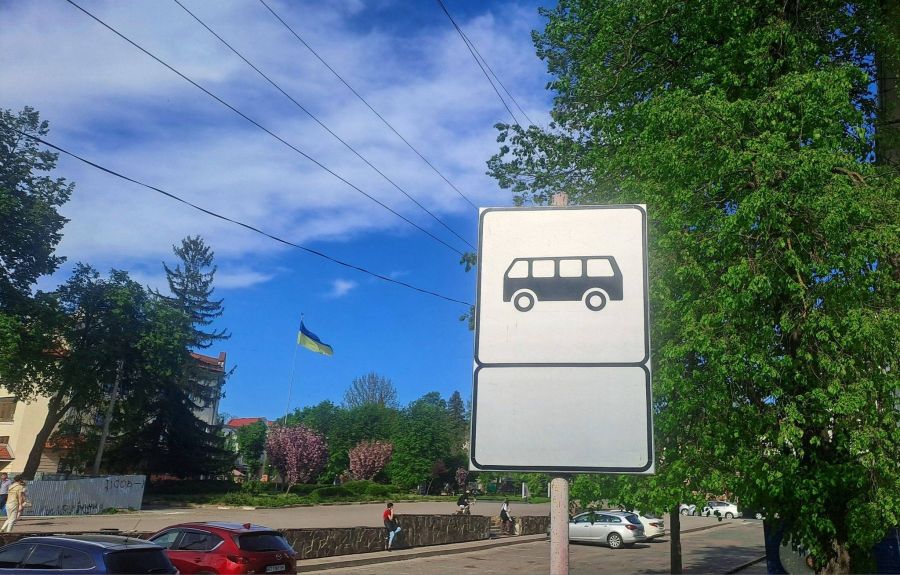 На чотирьох зупинках Калуша з’явилися оновлені графіки руху автобусів (Фото)