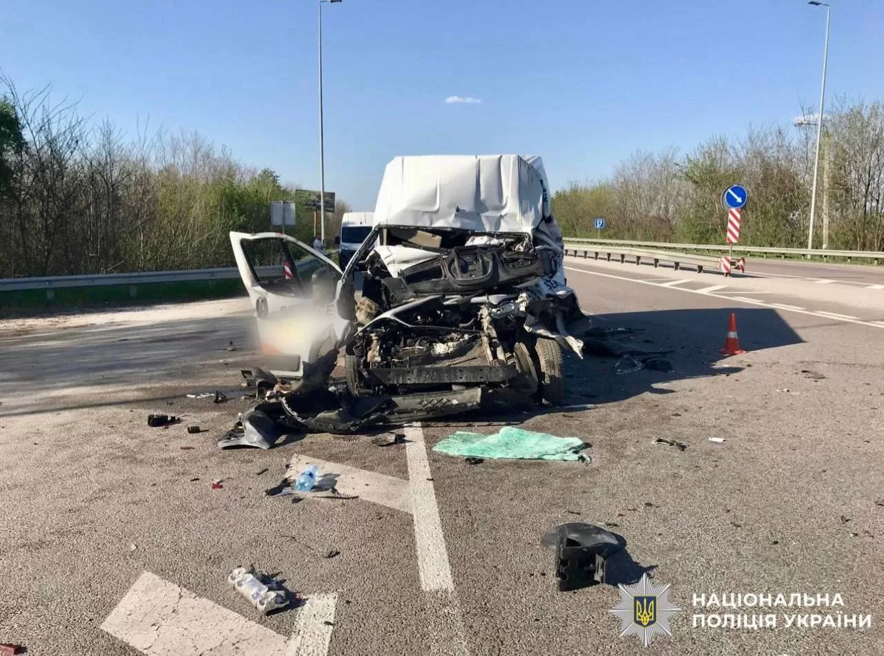 На шляху Київ — Одеса зіткнулися вантажівка та мікроавтобус: травмовано …
