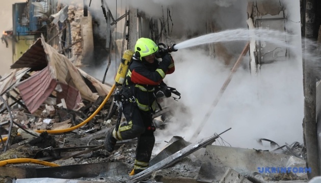 На 30 локаціях у Києві досі працюють рятувальники