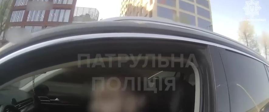 Небезпечна втеча у Києві: ДТП з постраждалою під час перевірки