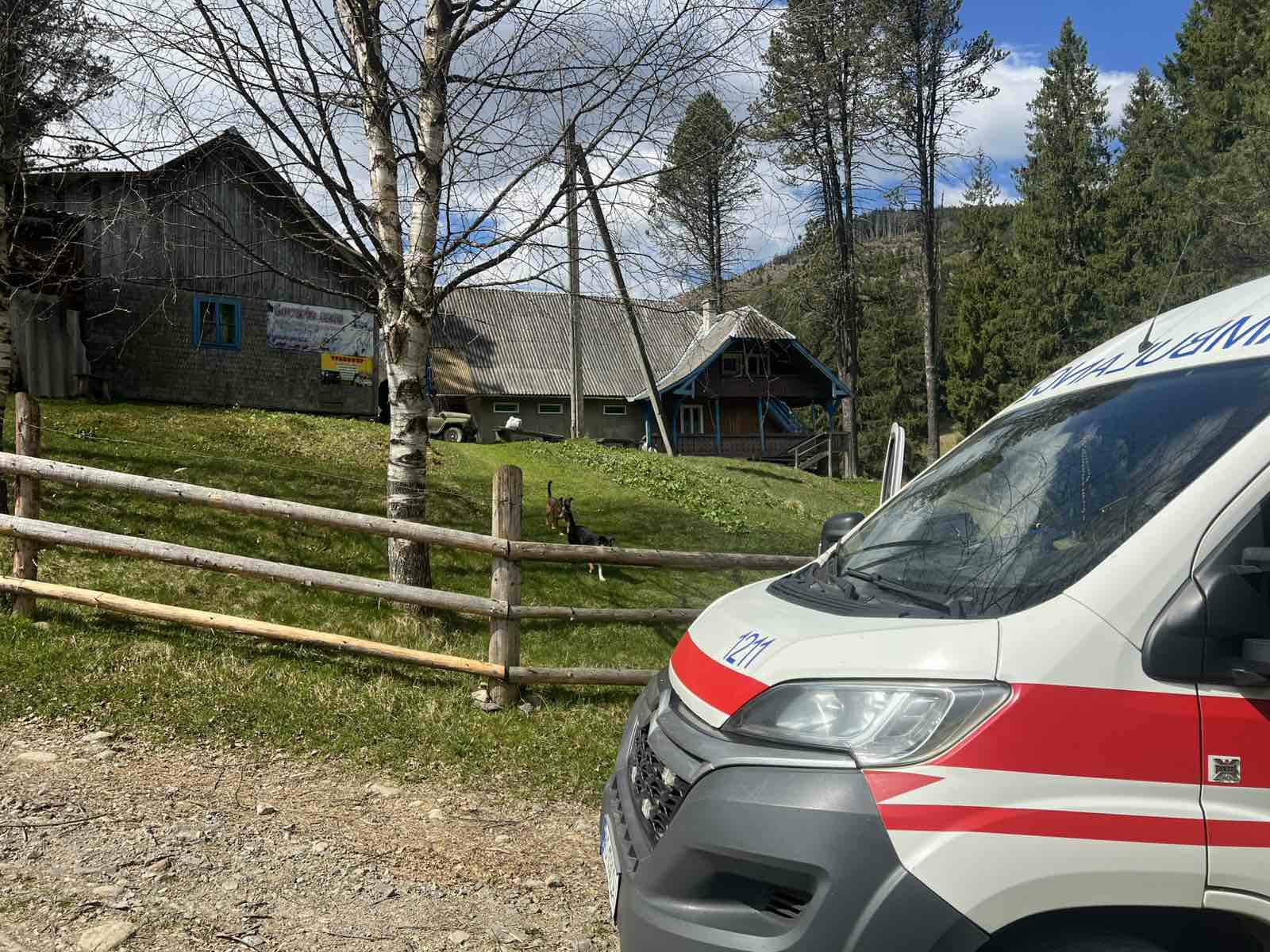 Небезпечний міст і вузькі стежки: на Рахівщині рятували пацієнтку в …