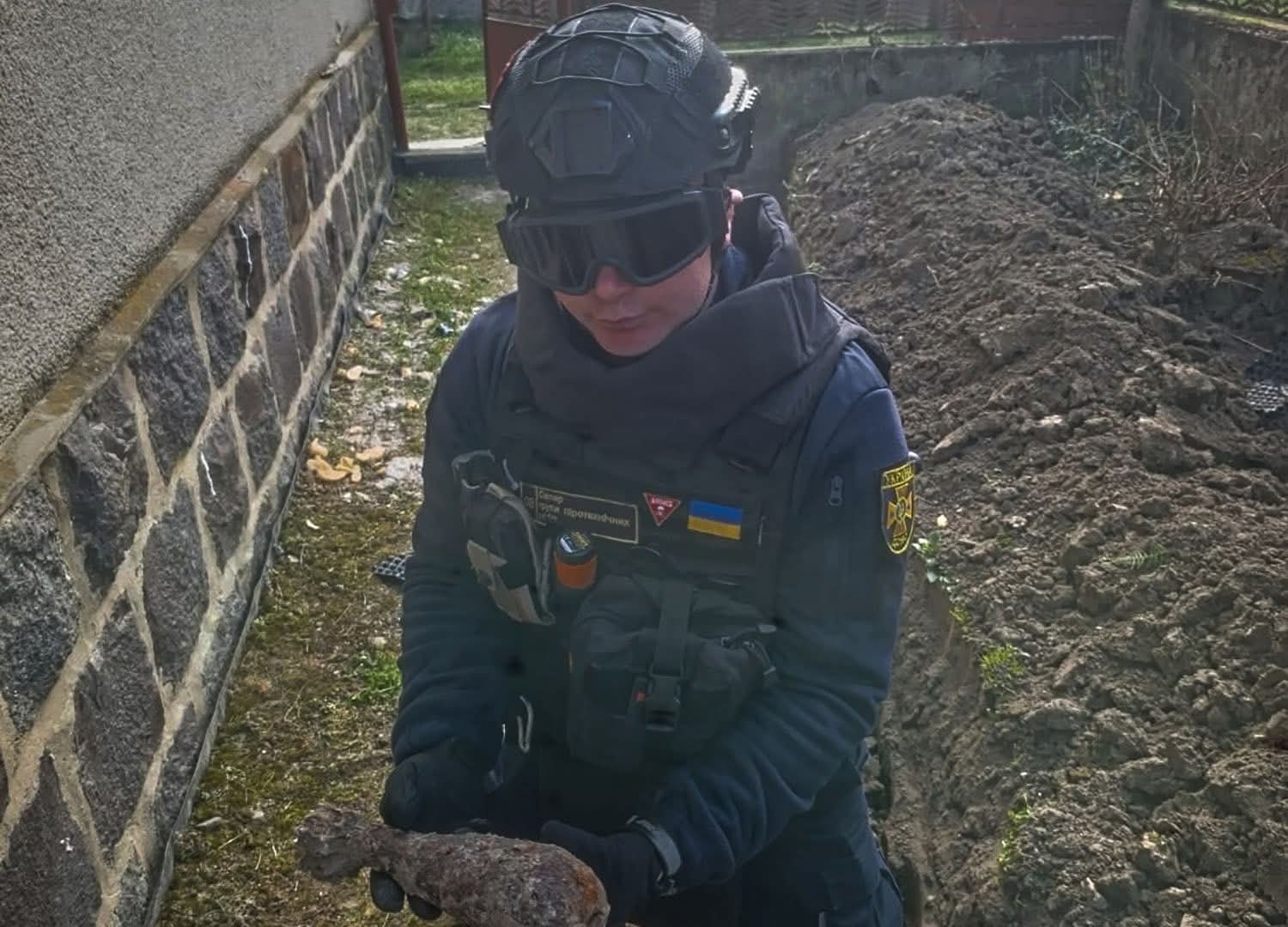 Небезпечний «урожай»: на Ужгородщині чоловік викопав на городі мінометну міну