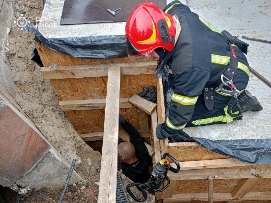 Небезпечний інцидент: у Києві рятувальники витягли чоловіка