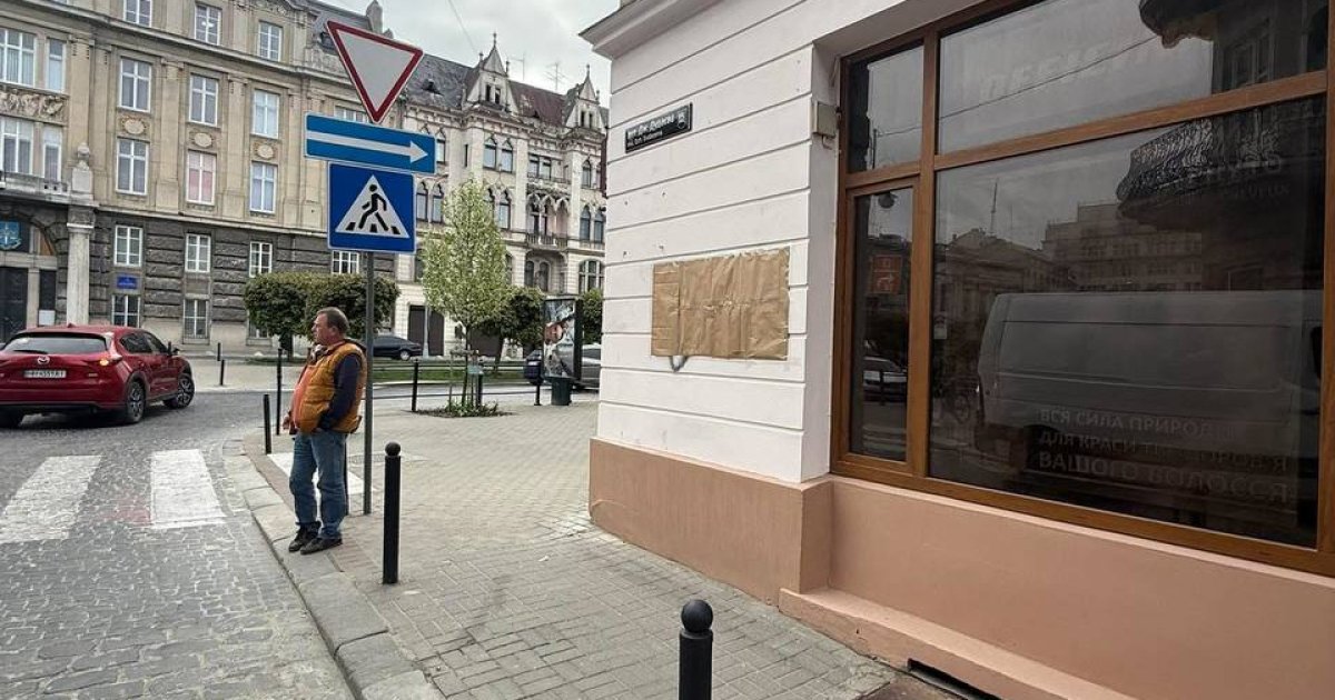Невідомі викрали нещодавно встановлену таблицю Джохару Дудаєву у Львові