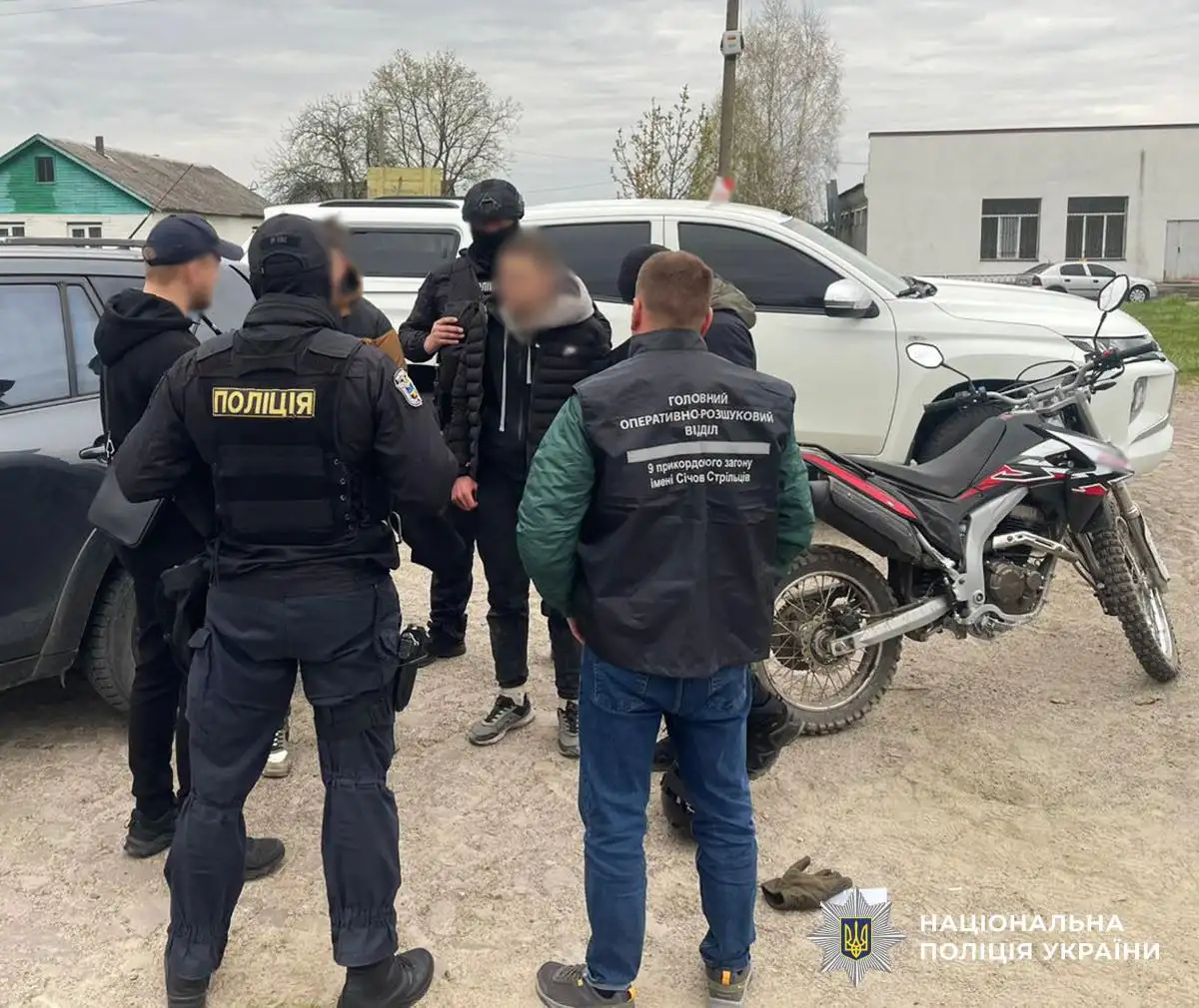 Незаконно перенаправляли чоловіків за кордон: ділкам з Рівненщини повідомили про …
