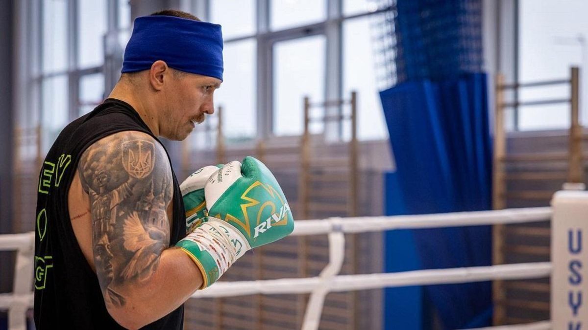 Усик провів бій одразу проти двох суперників: відео спарингу українського …