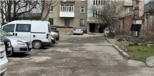 Немає паркомісць і дитячого майданчика: у Луцьку хочуть відремонтувати двір …