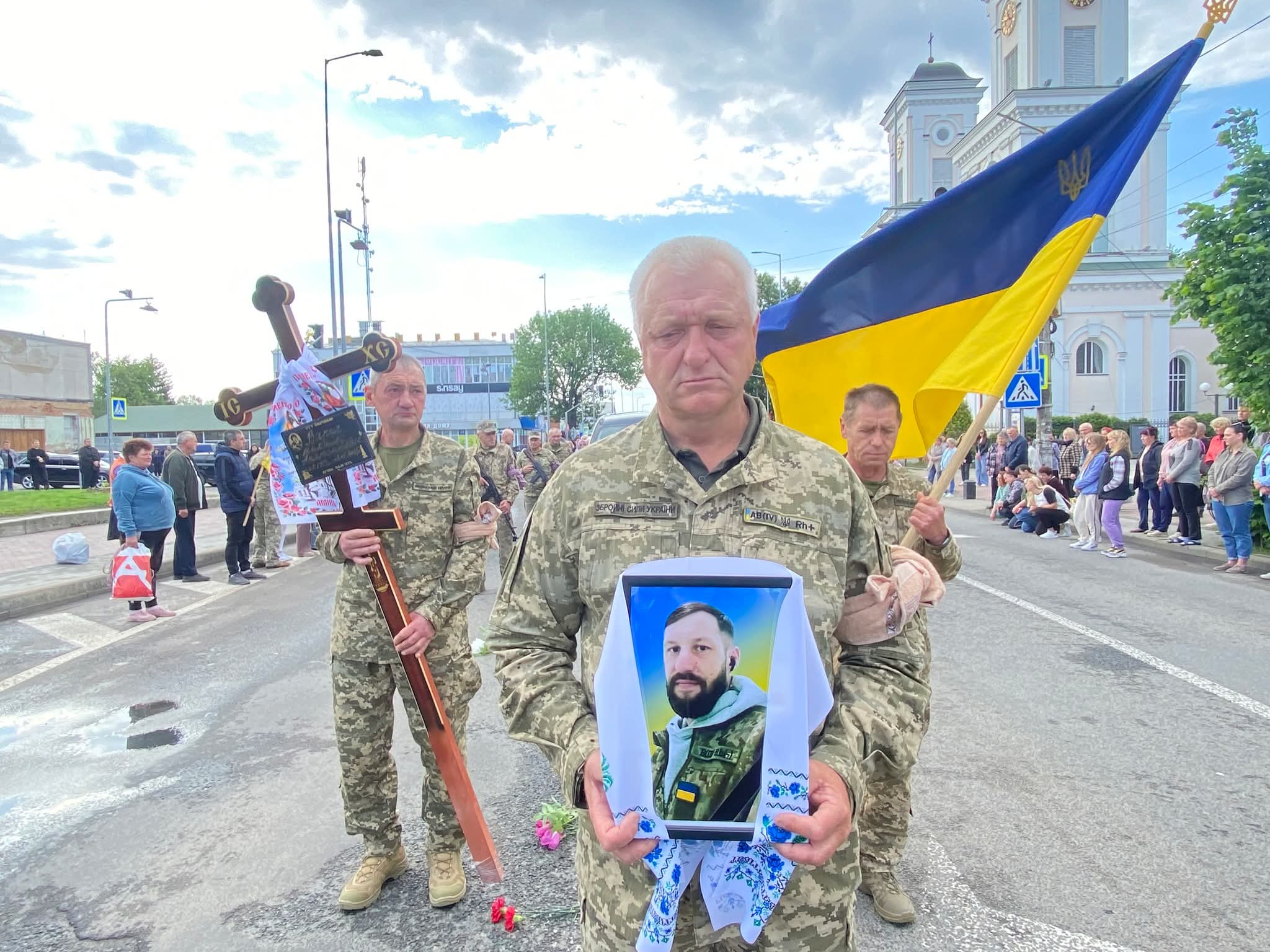 Немирівщина у жалобі: громада живим коридором зустріла полеглого Героя Михайла …