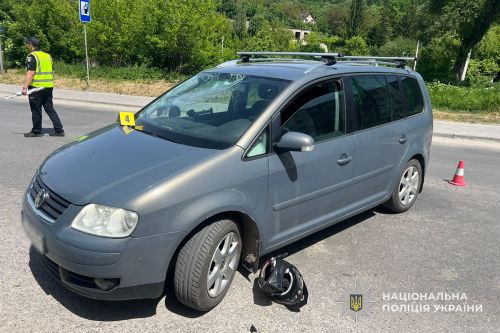 Неповнолітній під колесами авто: у Кременці легківка наїхала на мотоцикл …