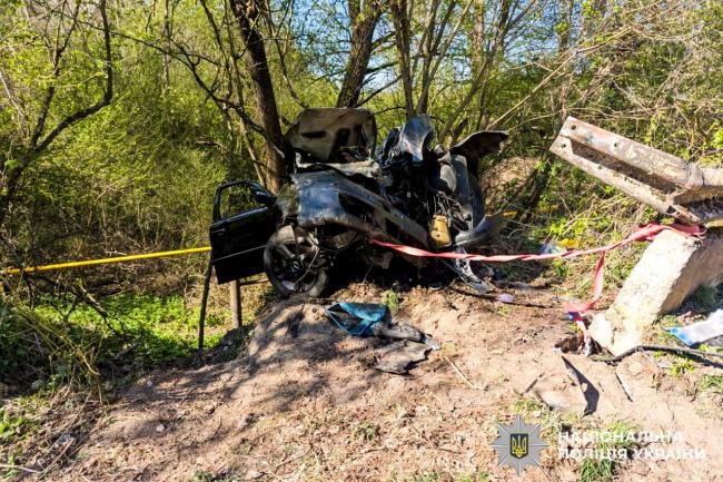 Неподалік Рівного авто в`їхало в опору та відбійник: четверо людей …