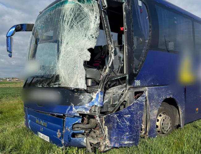 Неподалік Рівного зіткнулися автобус та бус: є постраждалі