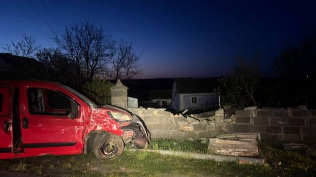 Неподалік Рівного п'яний водій, утікаючи від патрульних, в'їхав у паркан