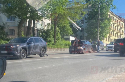 Неподалік від Чуднівського мосту у Житомирі зіткнулись автомобілі