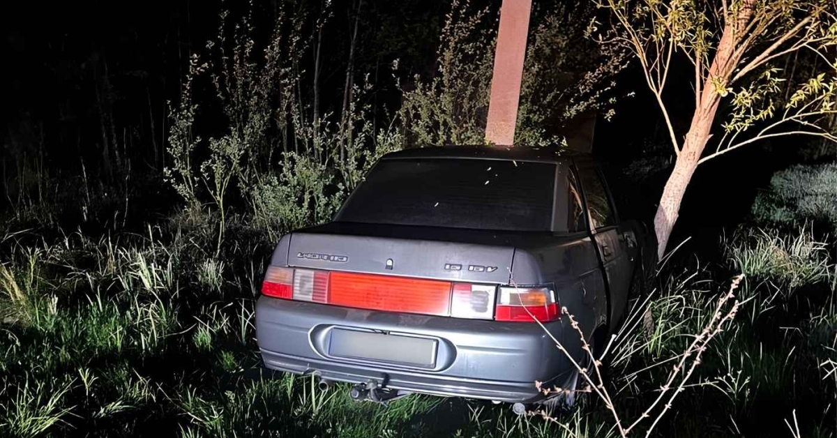 Нетверезий водій ВАЗу врізався в електроопору: постраждала 16-річна вінничанка