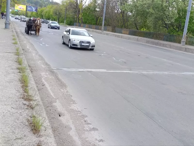 Не всі дороги прибрали після зими: чому у Чернівцях досі …