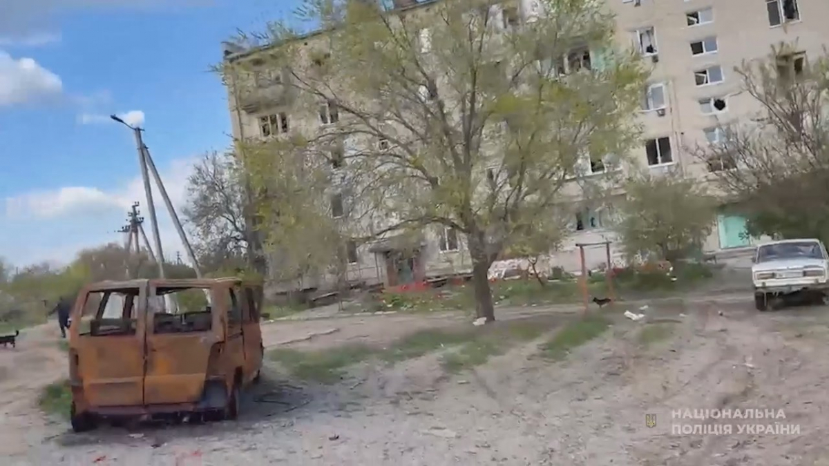 Не могли виїхати самі: запорізькі поліцейські евакуювали п'ятьох з прифронтової …