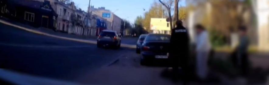 Не пройшли повз: в Одесі патрульні врятували чоловіка просто на …