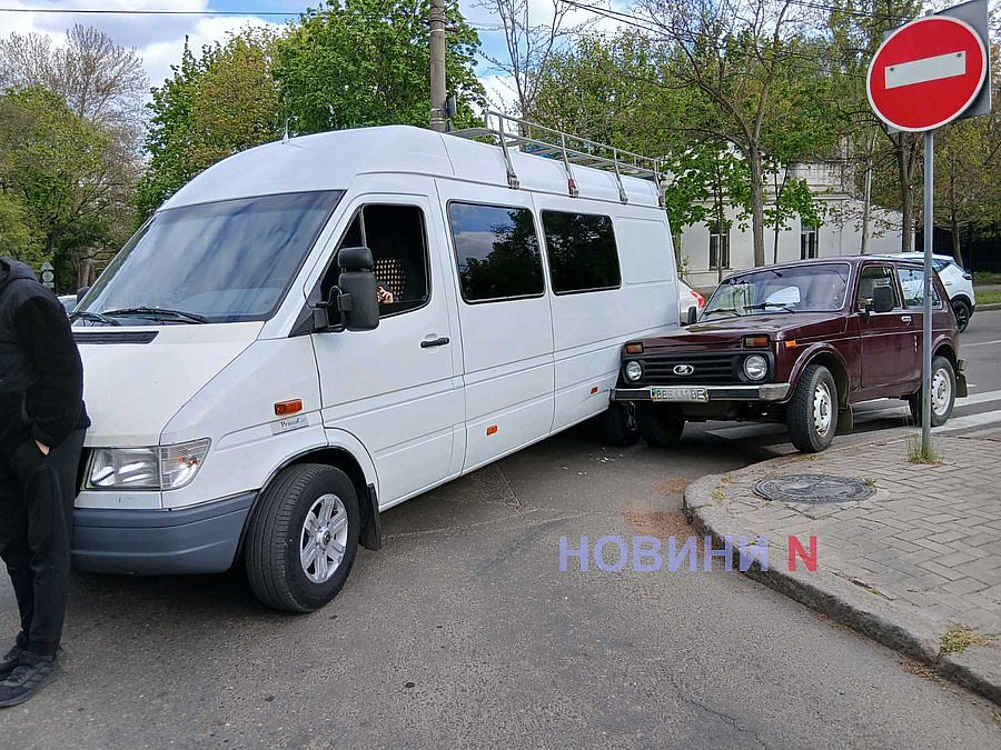 «Нива» та «Мерседес» зіткнулися в центрі Миколаєва: утворився затор