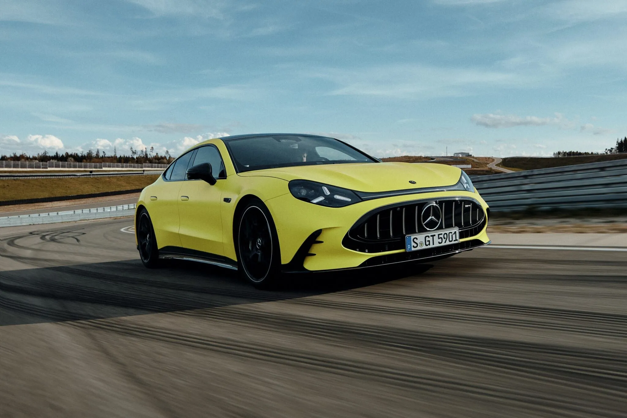 Новий Mercedes-AMG GT став електромобілем та розкрив усі секрети