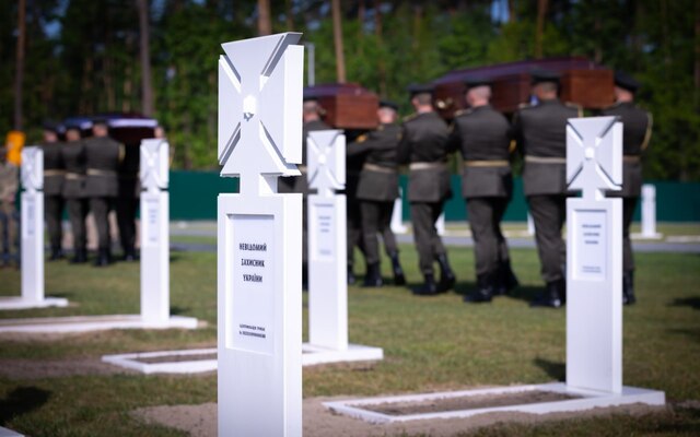 Під Києвом поховали невідомих захисників України, у тому числі – …