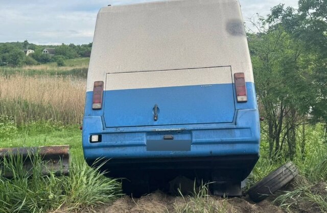 Під Харковом пасажирський автобус зіткнувся з вантажівкою та злетів з …