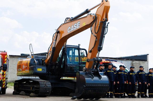 Рятувальники Харківської області отримали новий екскаватор для розбирання завалів