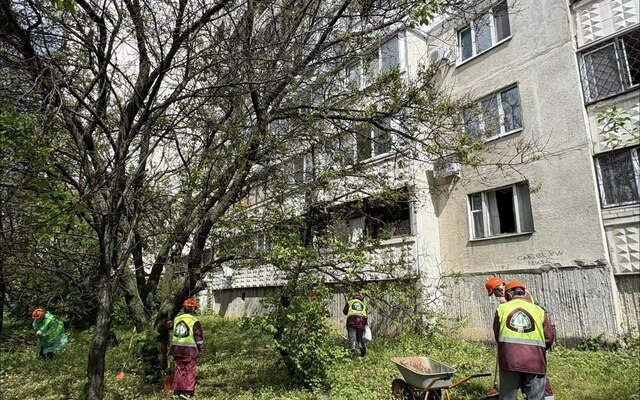 У Харкові комунальники прибирають на місці прильоту (фото)