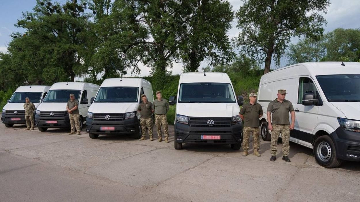 У Харківській області зенітникам передали 11 автомобілів