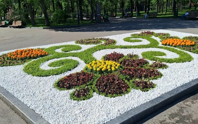 У центрі Харкова зробили клумби зі слобожанським візерунком із 40 …