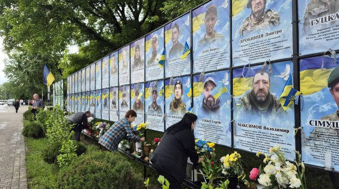 Новоселиця схилилась перед полеглими — біля алеї Слави відбувся мітинг-реквієм