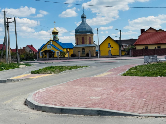 Нові тротуари, асфальт і зупинка: у Костополі триває капремонт одного …