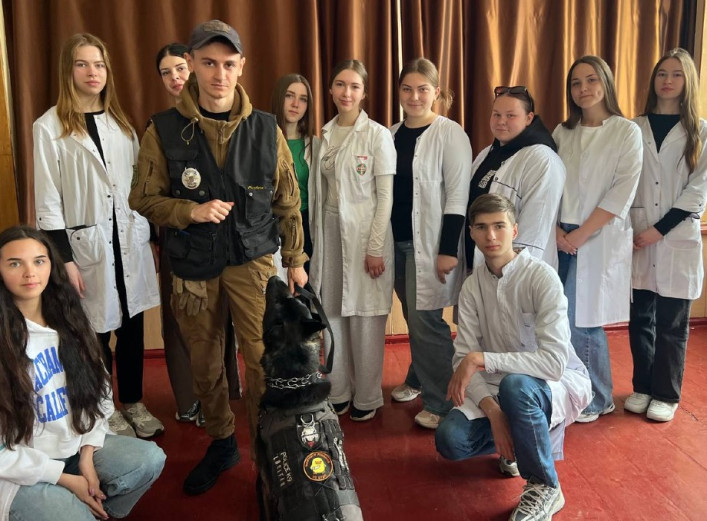 Ніжинські студенти зустрілися з кінологом та з вівчаркою Неро, яка …