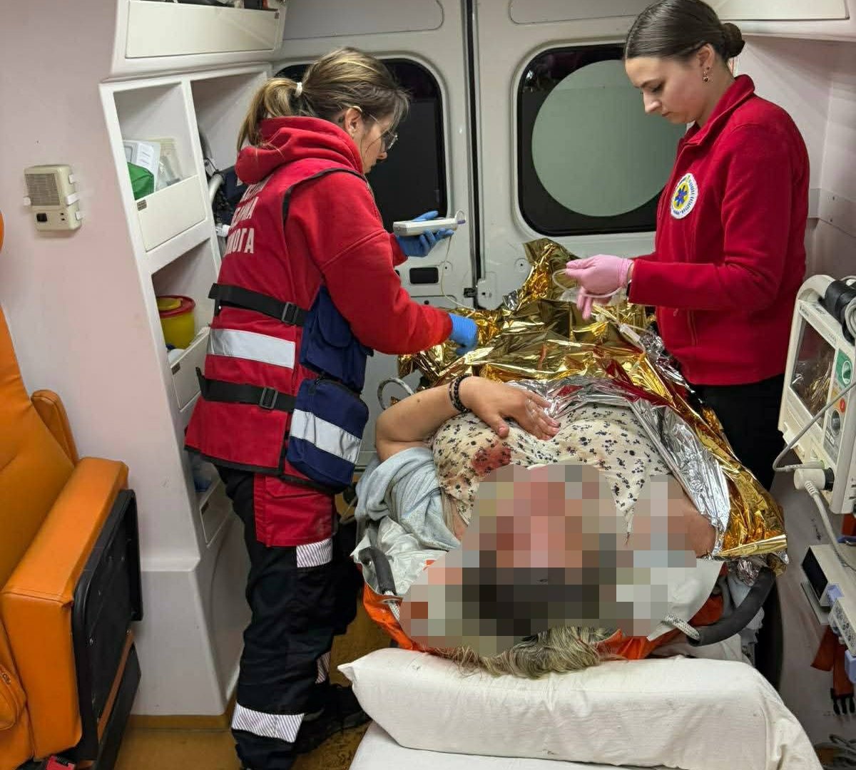 Нічна ДТП на Рахівщині: медики екстрено рятували жінку за допомогою …