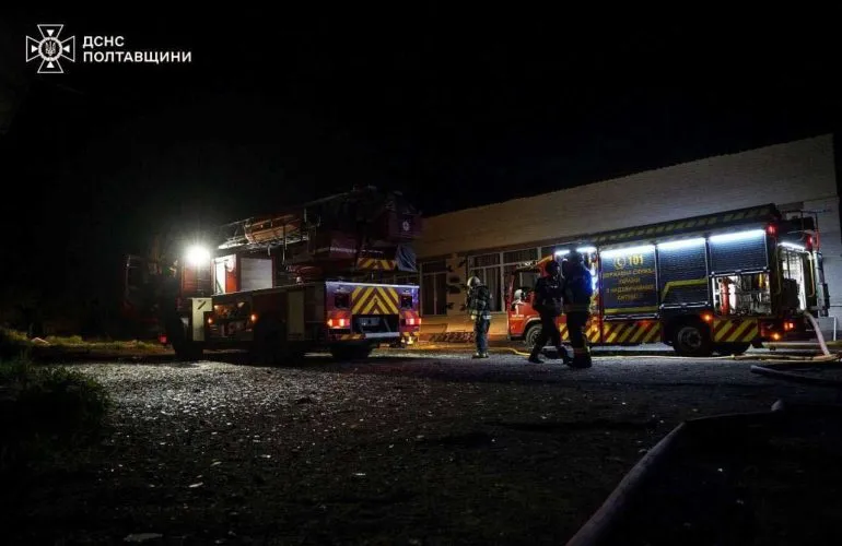 Нічна атака дронів на Полтаву: пожежа в адмінбудівлі та вибиті …