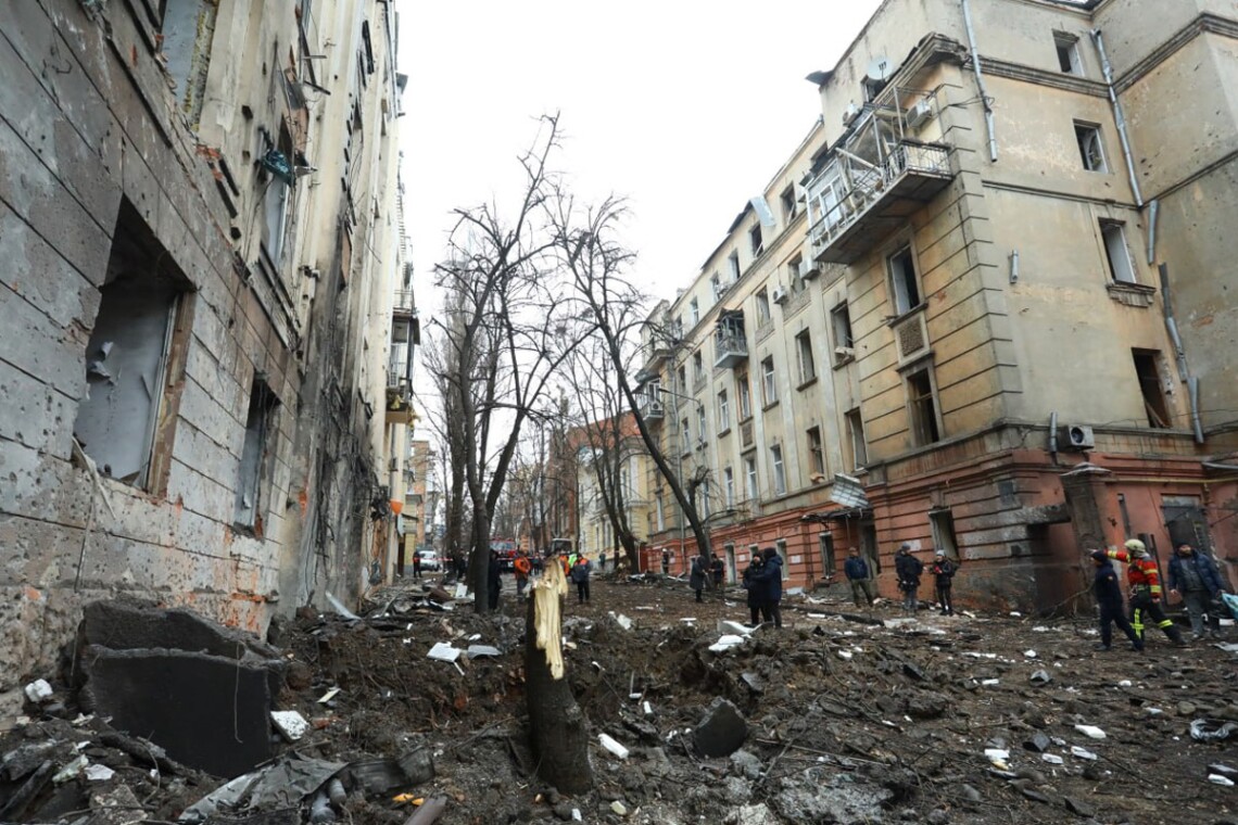 Нічна атака на Харків: ворожий дрон влучив у багатоповерхівку, є …