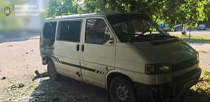 Нічна атака на Херсон: внаслідок російських ударів пошкоджені цивільні автівки …