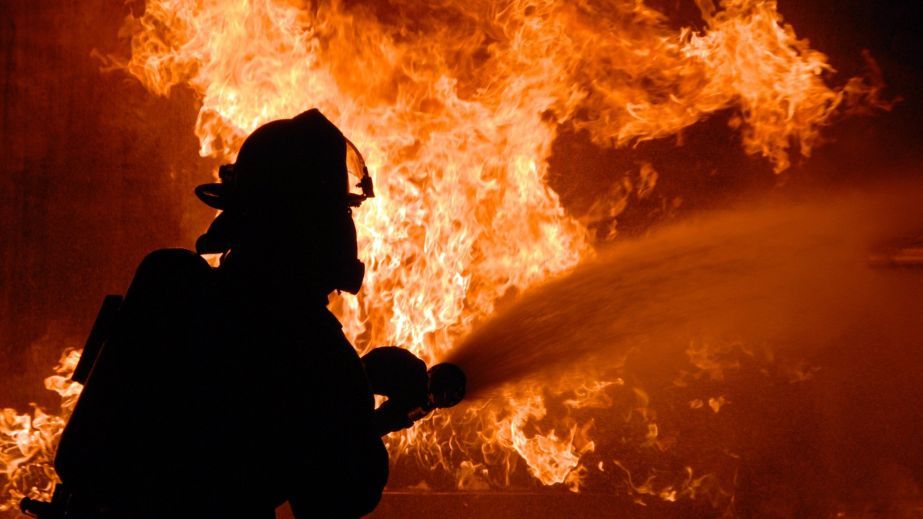 Нічна заграва у Дніпрі: на Лівобережному-3 спалахнула масштабна пожежа (ВІДЕО)