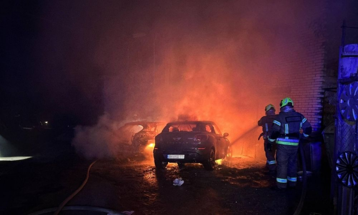 Нічна пожежа в Києві: у Шевченківському районі згорів Lexus і …
