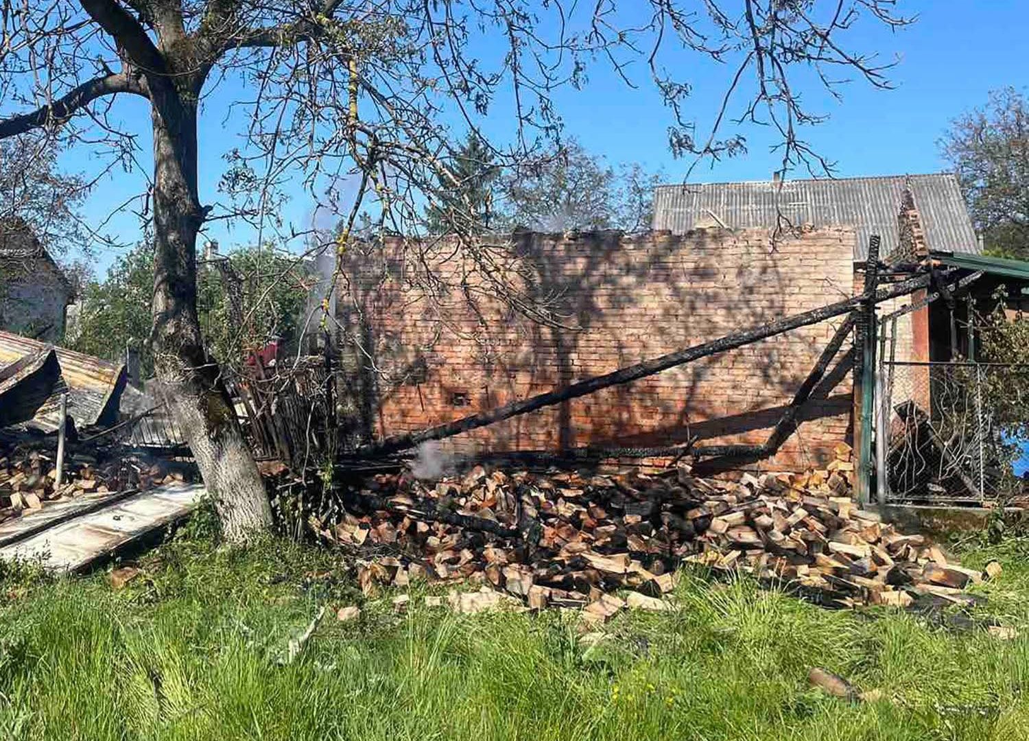 Нічна пожежа на Тячівщині: вогнеборці врятували житловий будинок від знищення