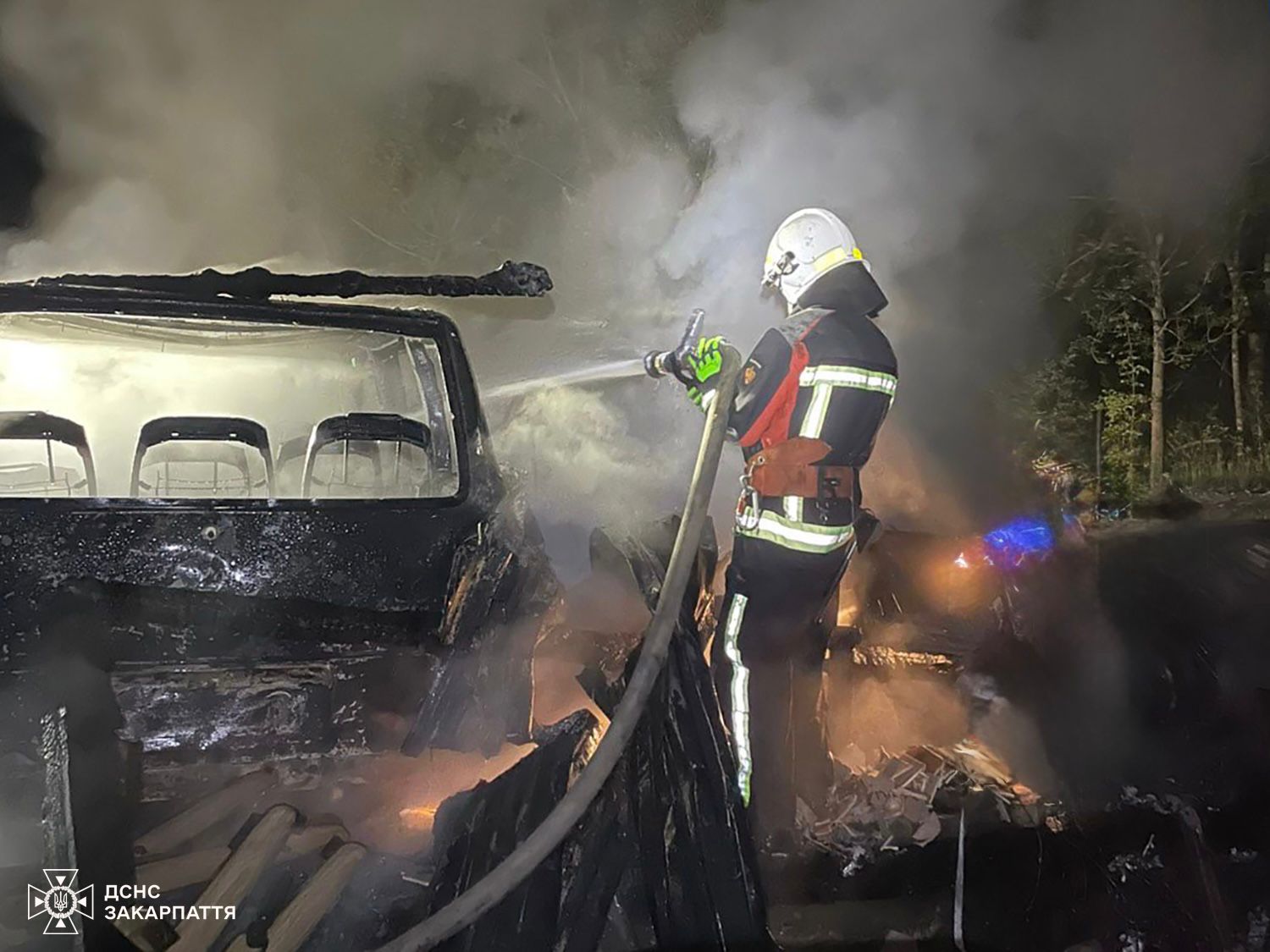 Нічна пожежа на Тячівщині: полум’я знищило гараж і два автомобілі