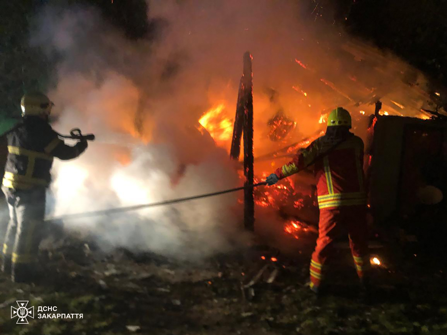 Нічна пожежа на Хустщині: вогонь знищив надвірну споруду